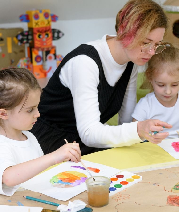 Mariam al Itawi working with a child
